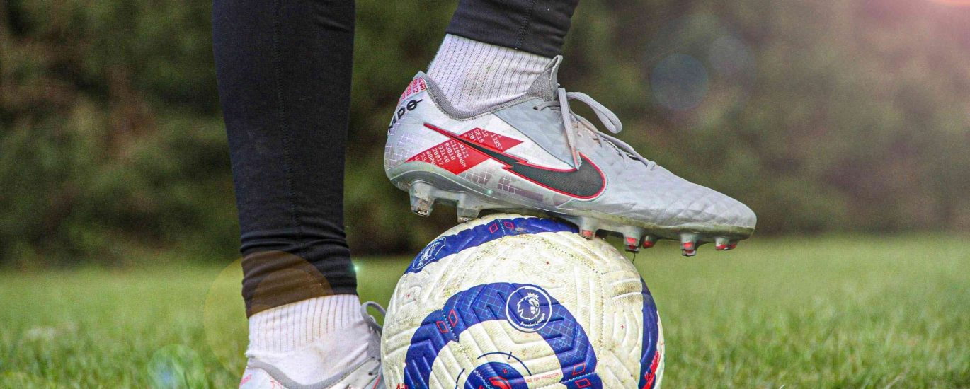 Maglie da calcio e performance: come il tessuto influisce su aerodinamica e sudorazione