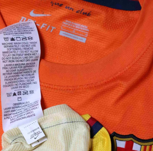 Waslabel van Nike Dri-FIT Lamine Yamal shirt met onderhoudsinstructies voor wassen en drogen