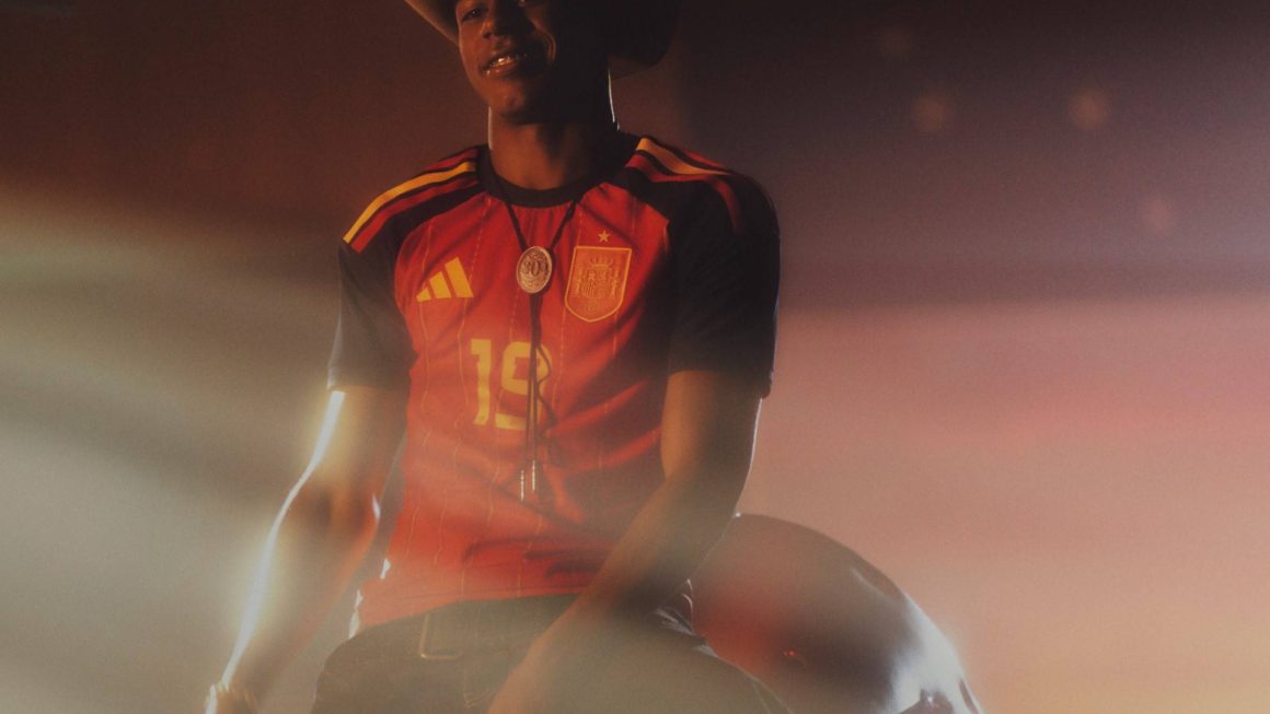Lamine Yamal draagt het Spanje WK 2026 shirt met rugnummer 19 in promotionele fotoshoot