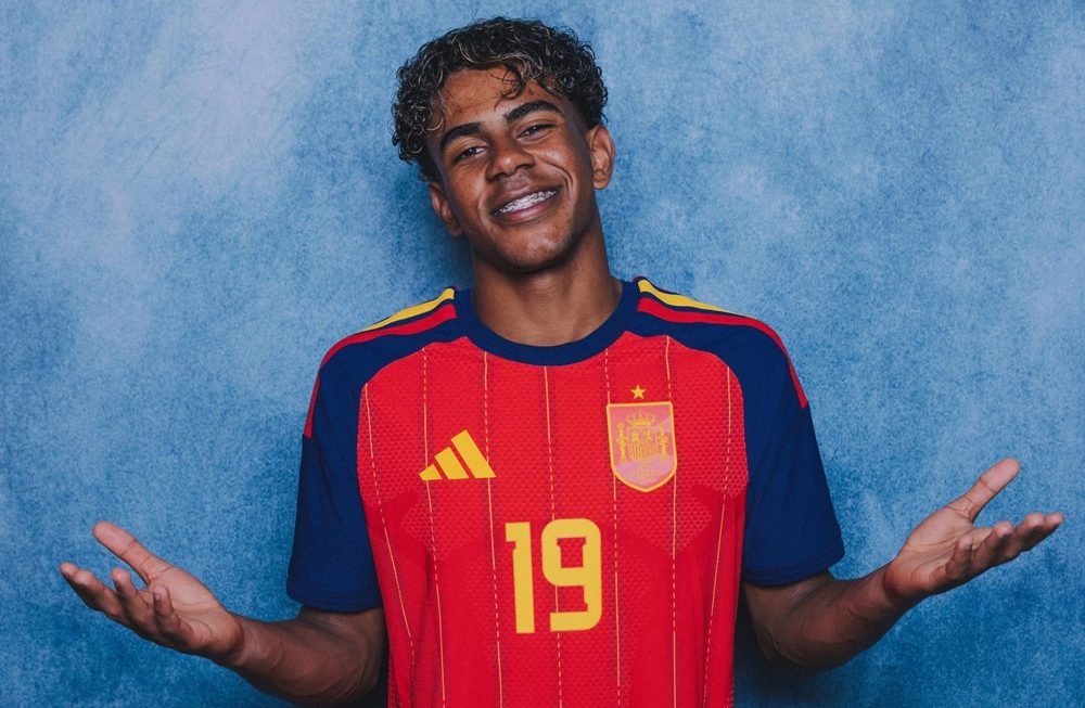 Lamine Yamal in Spanje shirt met rugnummer 19, populair voetbalshirt van een jonge Barcelona-ster